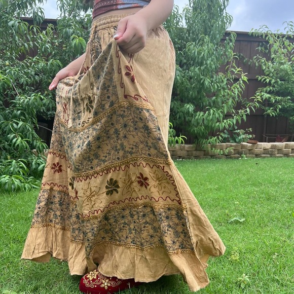 Vintage Vibe Hand Embroidery and Patchwork Floral Pattern Flowy Maxi Skirt - Picture 5 of 10